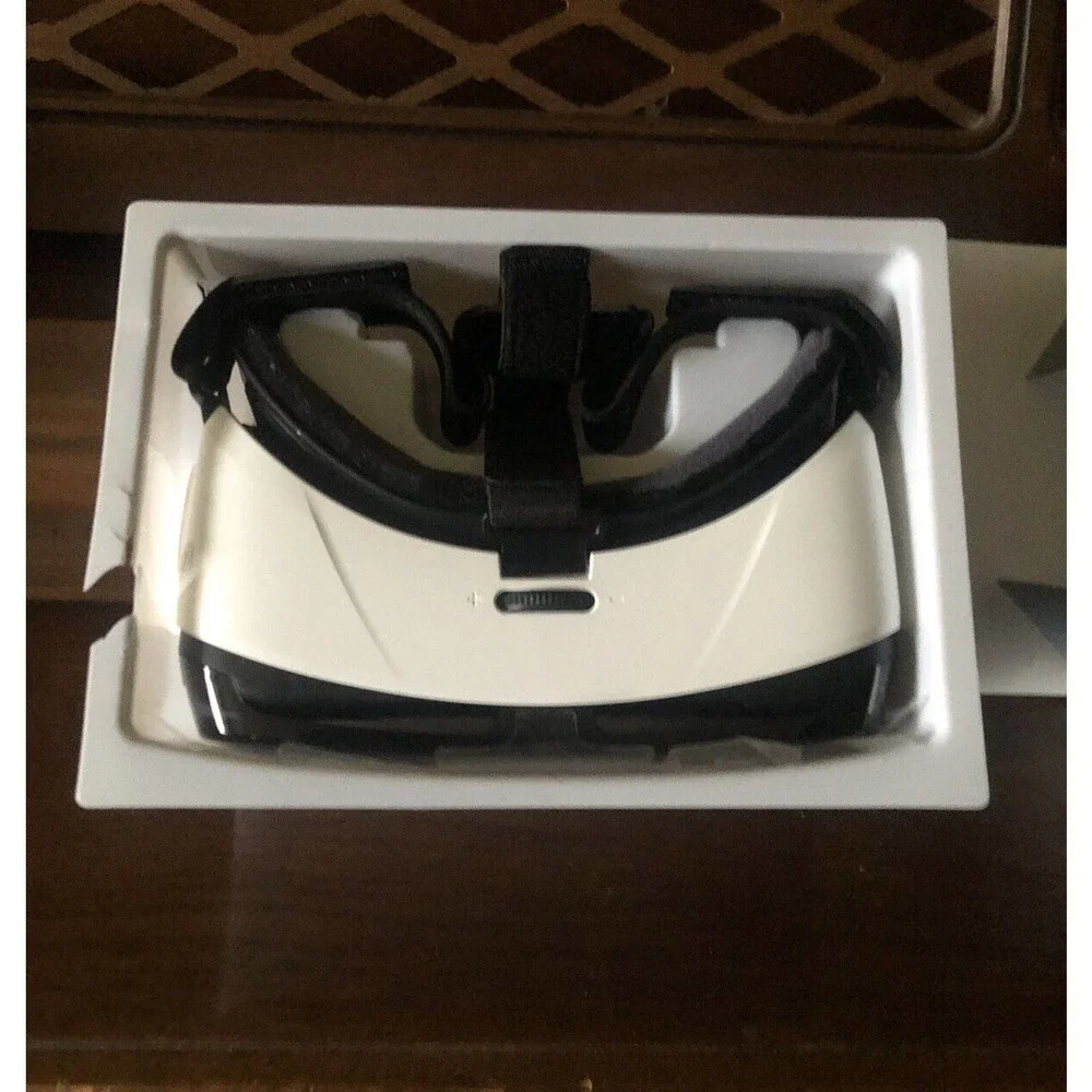 - Samsung SM-R322NZWAXAR Gear VR Headset - Frost White